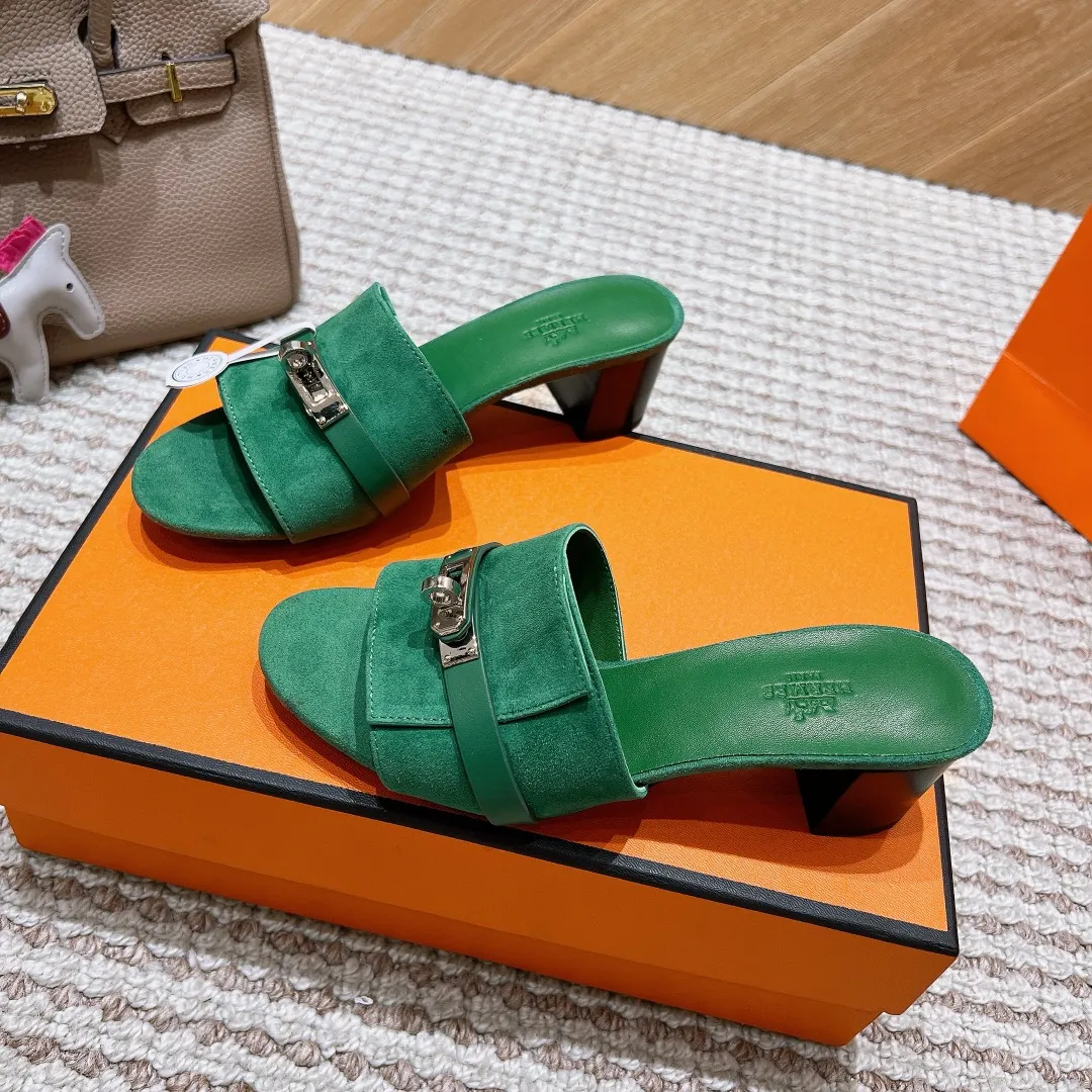 👟👟Ex-factory price 540👟👟 High version of the 2024 spring and summer new HERMES Hermès counter new style. The wedge-heeled Erjiu sandals and slippers, which have been extremely popular recently, are paired with various colorful socks. They are very trendy. Upper: cowhide. Outsole: technological imitation wood sole. Heel height: about 7cm. Size: Female 35-41 (40/41 non-refundable and non-exchangeable)